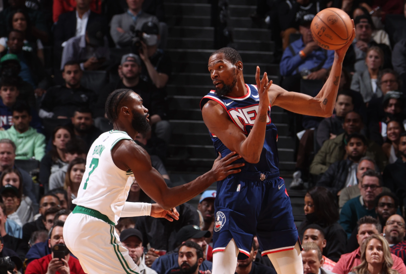 意甲保级大战：帕尔马客场击败比萨，恩佐拉红牌离场（保级焦点战：帕尔马客胜比萨，恩佐拉染红被逐）