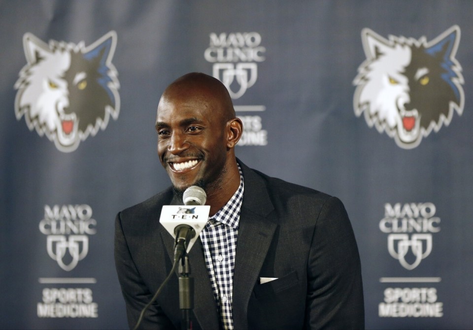 哈登爆砍55分刷新队史纪录 快船客场擒黄蜂终结三连败（哈登轰下55分改写队史纪录，快船客胜黄蜂止住三连败）