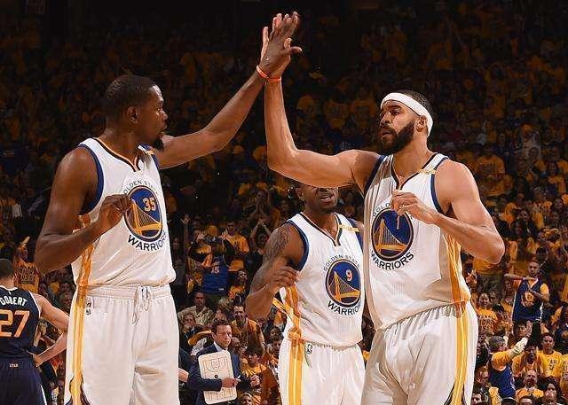 克莱·汤普森谈斯蒂芬·库里穿他的ANTA签名鞋（汤普森谈库里穿着他的安踏签名鞋）