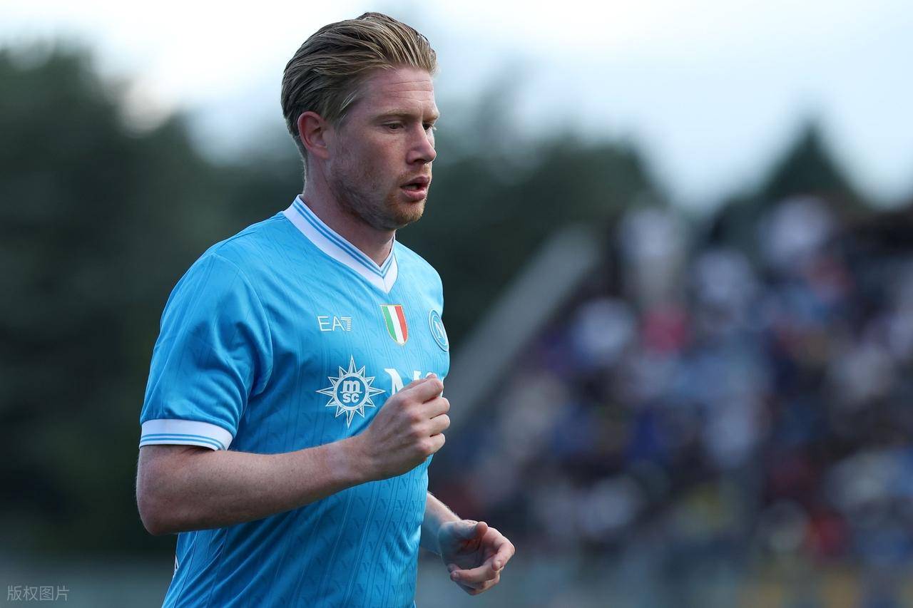 足球曼联新援首秀即破门，球迷高呼：值了！（曼联新援处子秀就进球，球迷直呼：值回票价！）