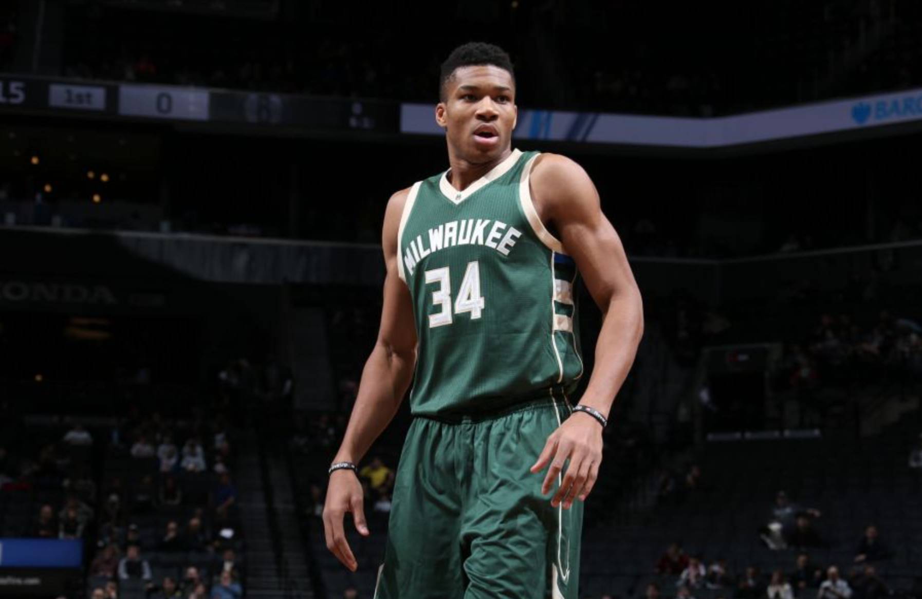 小因扎吉：布努因领奖刚刚归队，球队右后卫存在人员短缺问题（小因扎吉：布努领奖后刚回归，右后卫位置人手紧缺）