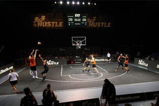 悉尼FC门将：在罗马尼亚输球就像一场葬礼，有人朝我扔东西（悉尼FC门将称在罗马尼亚客场失利仿佛参加葬礼，还遭球迷投掷物品）