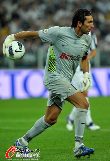 知名巴萨球迷：梅西不该偷偷的溜进诺坎普，这不是他家而是我们的（资深巴萨球迷：梅西不该悄悄回诺坎普，那不是他的家，而是我们的主场）