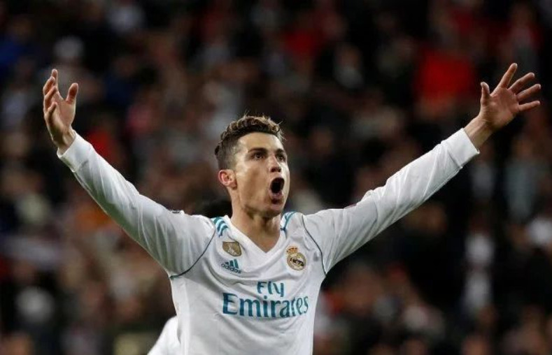 前一刻还在与民众招手，妻子抱着他大哭不止（刚才还对民众挥手致意，妻子此刻抱着他泣不成声）