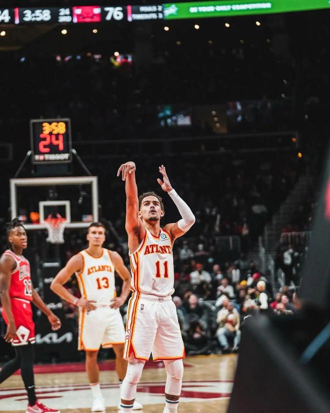 邮报：梅努希望冬窗离开曼联，有12家俱乐部对他感兴趣（邮报：梅努盼今冬离开曼联，12家球队有意引进）